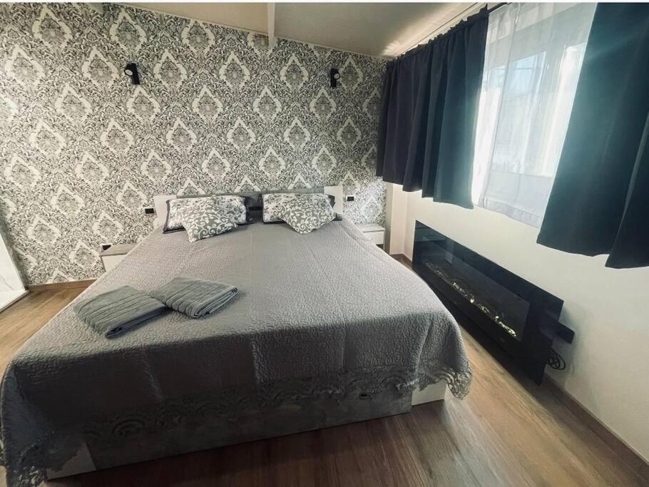 Suites Grey In Centro Randazzo Exterior photo